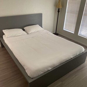 Bureau, fer et planche à repasser, Wi-Fi gratuit, draps fournis