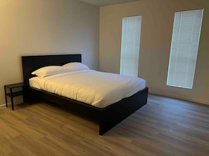 2 habitaciones, escritorio, tabla de planchar con plancha y wifi gratis