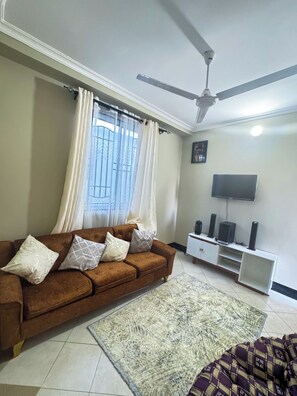 Living area - Chic 1-bedroom apartment in amazing Dar es Salaam with WiFi, fitness room (Dar es Salaam)