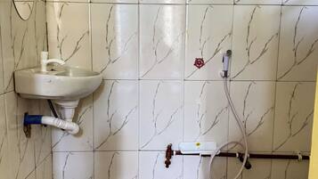 Regadera, secadora de cabello, toallas, jabón