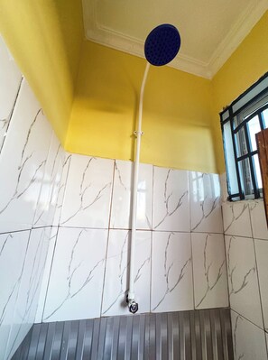 Dusj, hårføner, håndklær og såpe