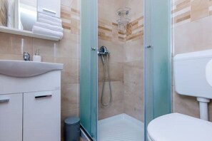 Ducha, toallas, jabón y papel higiénico