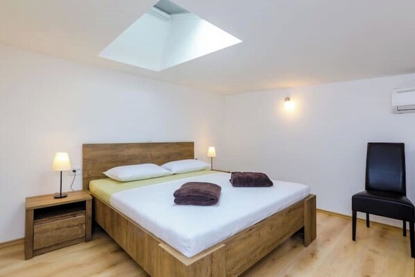 1 quarto, escrivaninha, Wi-Fi, roupa de cama