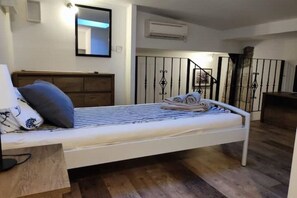 1 bedroom, desk, iron/ironing board, WiFi