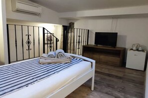 1 bedroom, desk, iron/ironing board, WiFi