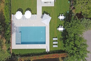 An aerial view of a swimming pool area with lounge chairs and umbrellas. - Villa Caterina 10 - LOC (Desenzano del Garda)
