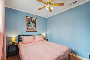 2 bedrooms, desk, iron/ironing board, free WiFi