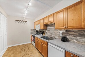 Private kitchen - Peaceful duplex in a wooded area ,backs up to a tranquil creek near Mueller (Austin)
