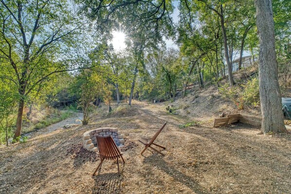 Property grounds - Peaceful duplex in a wooded area ,backs up to a tranquil creek near Mueller (Austin)