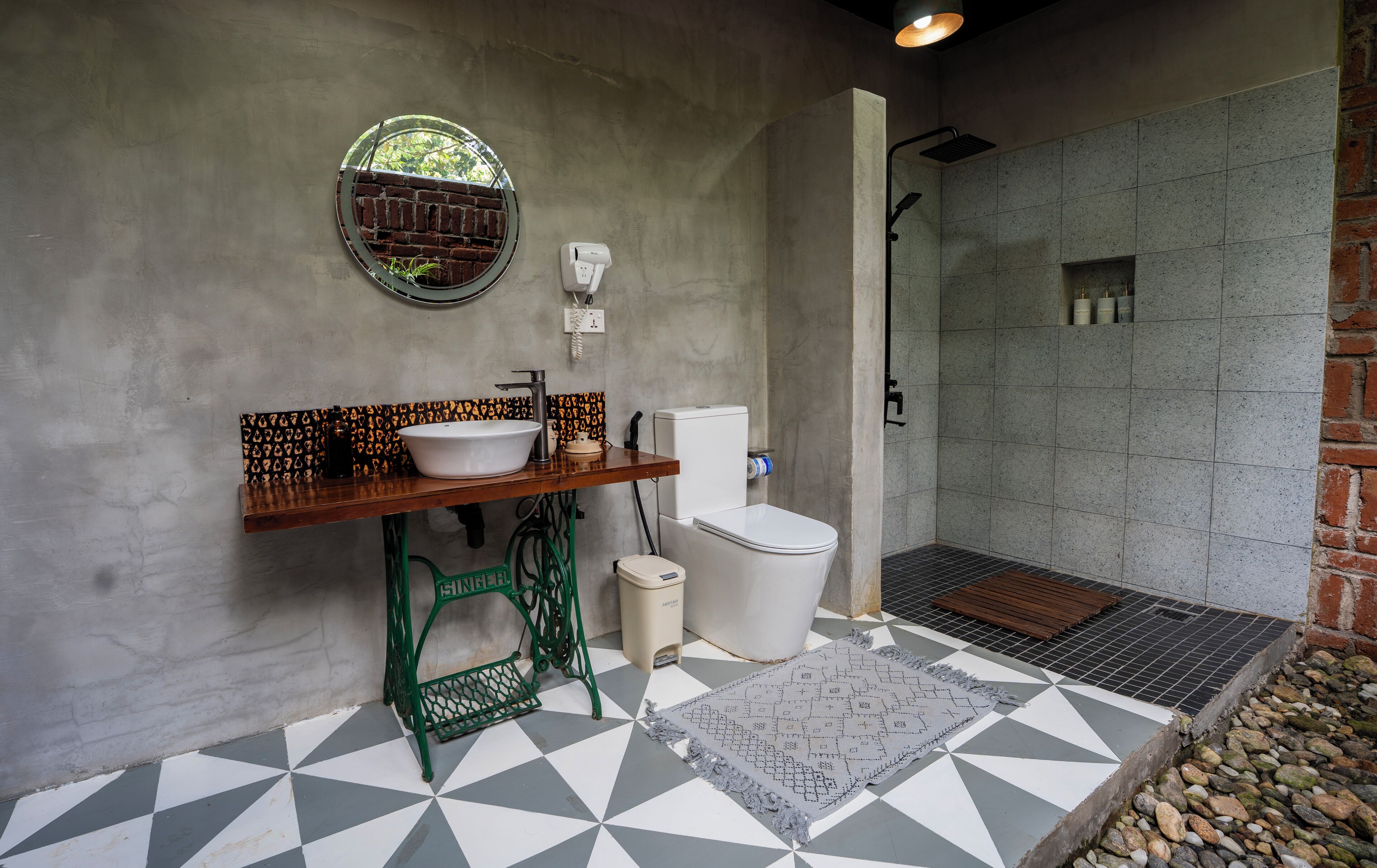Une salle de bain avec un lavabo, des toilettes et une douche.