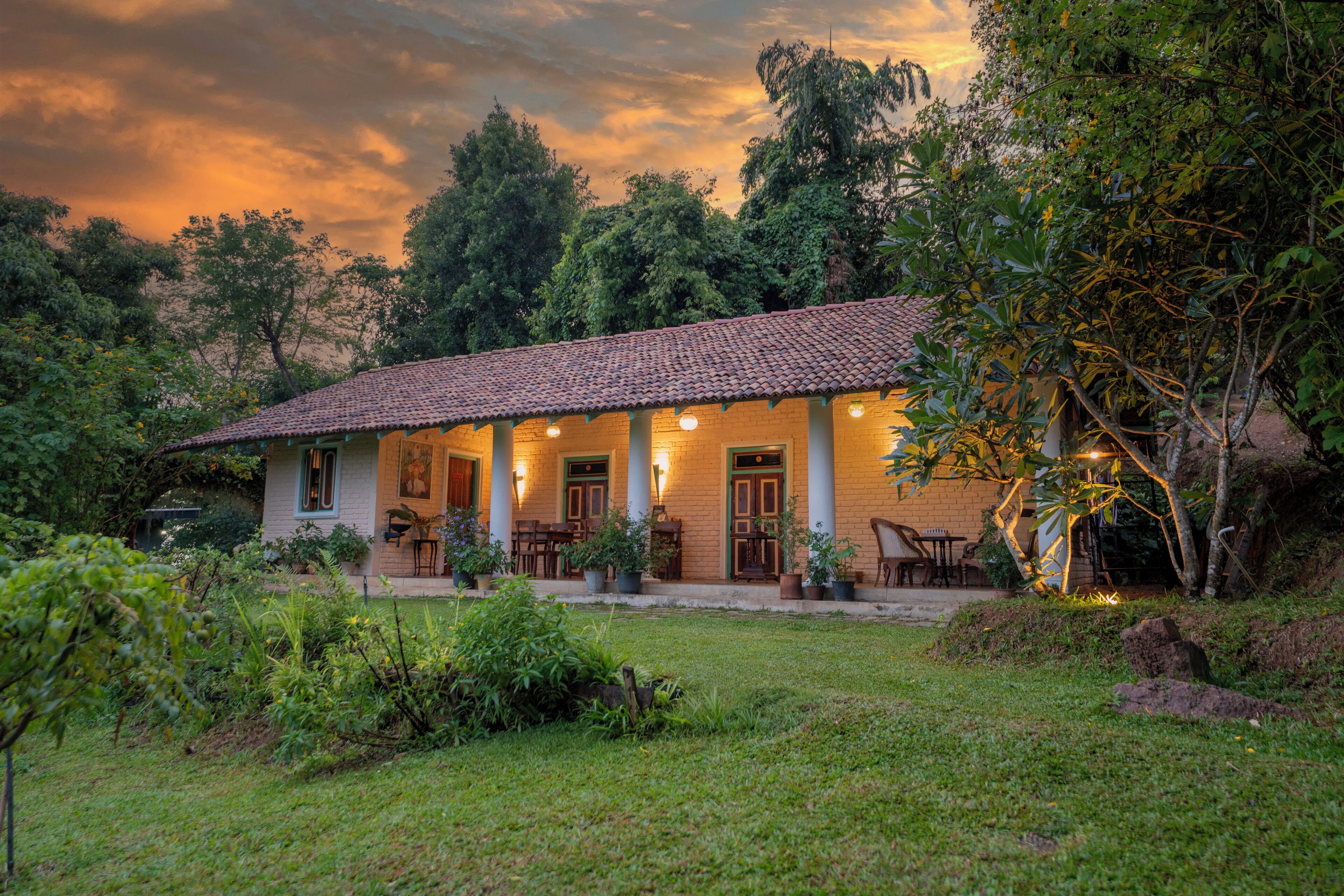 Mặt tiền nơi lưu trú - ban đêm