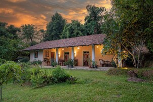 住宿正面 - 傍晚/夜晚