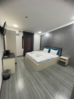 Phòng 3 dành cho gia đình, quang cảnh sân vườn | Bàn, khu vực làm việc phù hợp cho laptop, phòng cách âm 