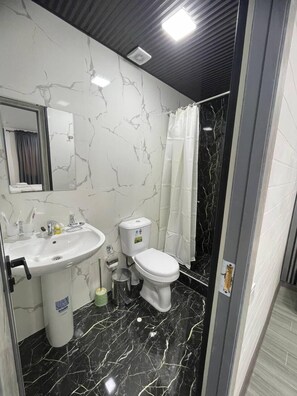 Een douche, gratis toiletartikelen, handdoeken, zeep