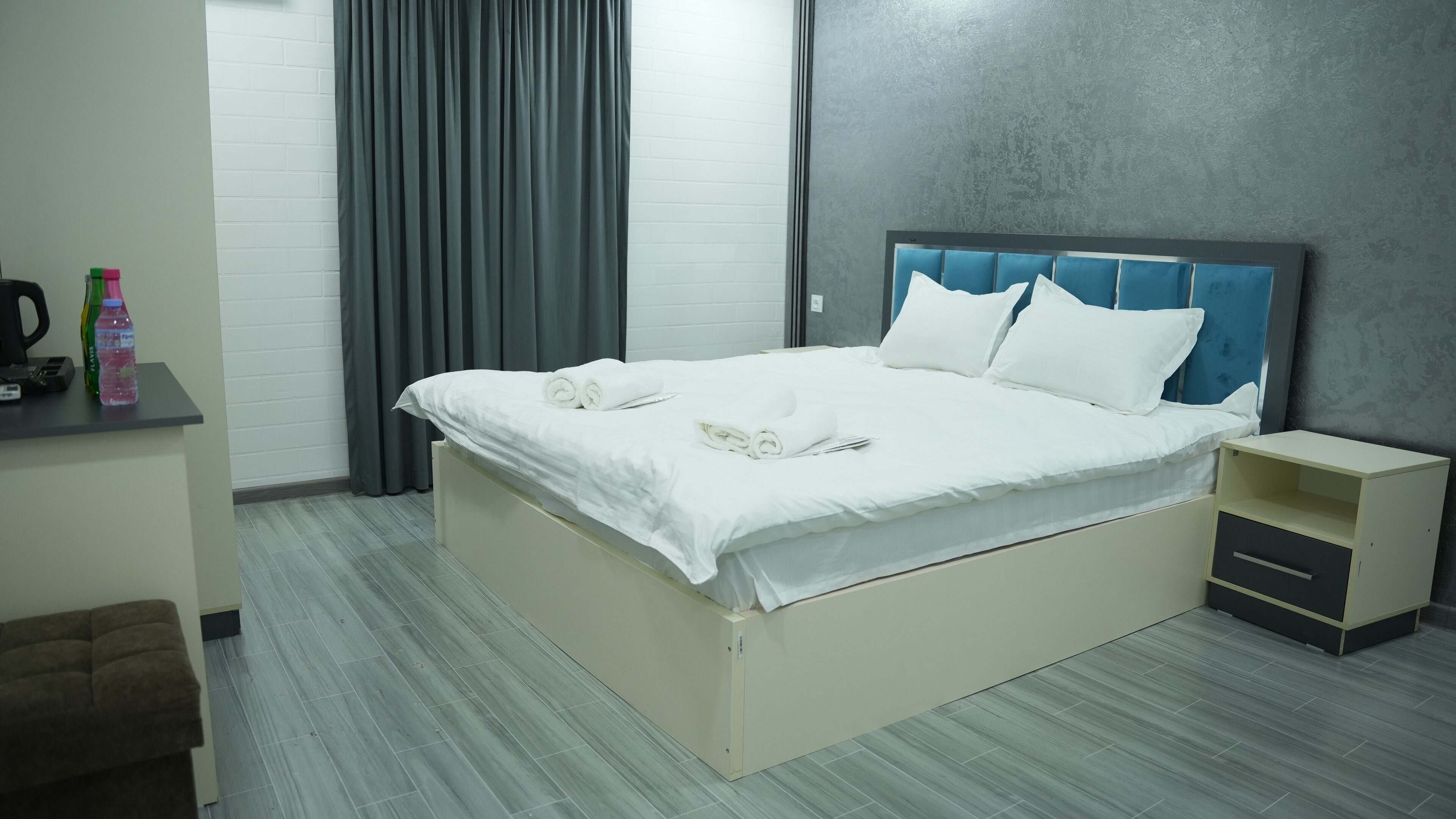 Desk, laptop workspace, soundproofing, free WiFi