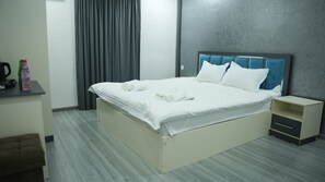 Escritorio, espacio para trabajar con laptop y insonorización