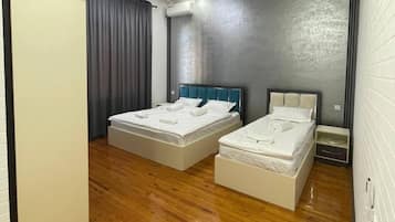 Habitación triple familiar, vistas al patio | Escritorio y espacio para trabajar con un portátil