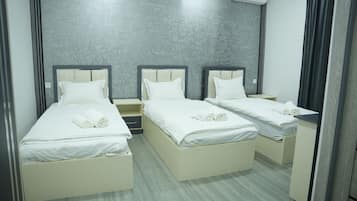 Habitación triple estándar | Escritorio y espacio para trabajar con un portátil