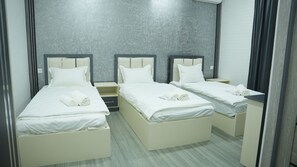 标准三人房 | 办公桌、笔记本电脑工作区、隔音、免费 WiFi