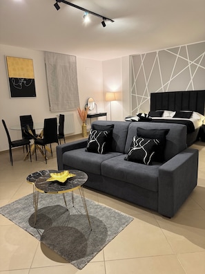 Suite Deluxe | Living area | TV