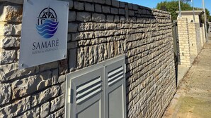 A stone wall with a sign for 'Samaré' indicating rooms and apartments. - Samarè Rooms & Apartments (Bisceglie)