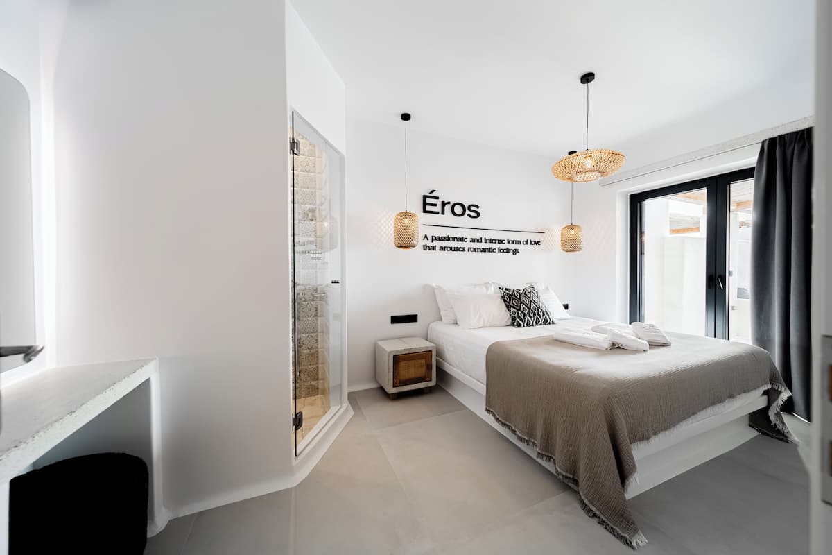 Een moderne slaapkamer met een bed, nachtkastjes, een garderobe en een wandplank.