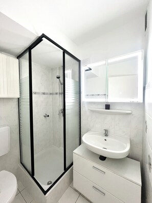 Shower, towels, soap, toilet paper - Apartment at the Düsseldorf television tower (Düsseldorf)