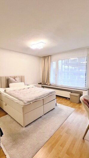 1 bedroom, bed sheets - Apartment at the Düsseldorf television tower (Düsseldorf)