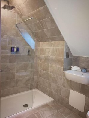 Standard-Doppel- oder -Zweibettzimmer | Badezimmer | Dusche, Haartrockner, Handtücher, Seife
