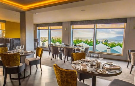 Se sirven desayunos y almuerzos; cocina británica; con vista al mar