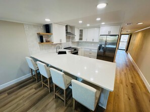 Een koelkast, een microgolfoven, een oven, een kookplaat