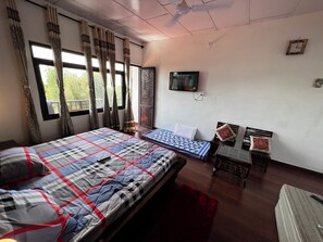 Habitación familiar con 1 cama matrimonial o 2 individuales, balcón, vista a la montaña | Wifi gratis 