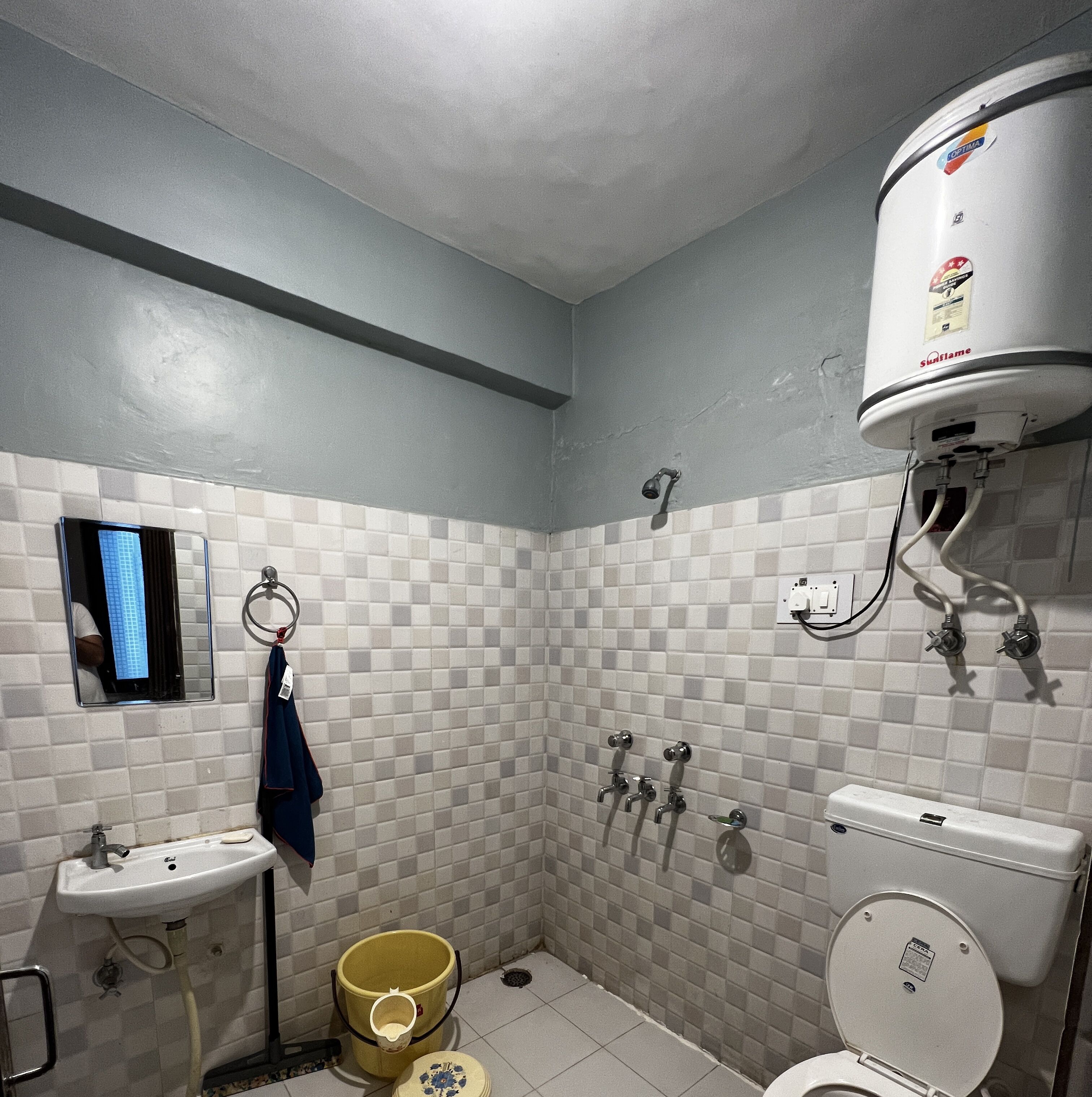 Uma casa de banho pequena com lavatório, sanita e chuveiro.