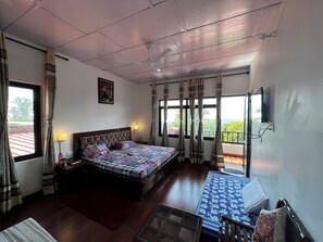 Habitación familiar con 1 cama matrimonial o 2 individuales, balcón, vista a la montaña | Wifi gratis