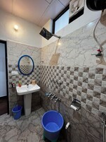 Habitación clásica, balcón, vistas a la montaña | Baño | Ducha, toallas, jabón y champú