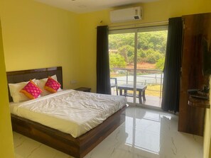 Perhehuone | Oleskelualue | 5–tuumainen LED-televisio, jossa kaapelikanavat