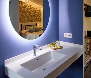 Superior suite, 1 queensize bed, balkon, uitzicht op tuin | Badkamer | Een douche, gratis toiletartikelen, een haardroger, badjassen