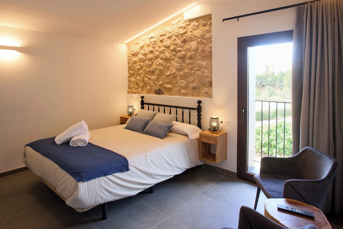 Suíte superior, 1 cama Queen, sacada, vista para o jardim | 1 quarto, escrivaninha, espaço de trabalho para notebook