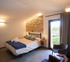 Suite superior, 1 cama de matrimonio, balcón, vistas al jardín | Escritorio, espacio para trabajar con un portátil, wifi gratis