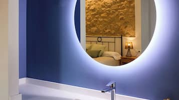 Superior-sviitti, parveke, kaupunkinäköala | Kylpyhuone | Suihku, ilmaiset hygieniatuotteet, hiustenkuivaaja, kylpytakit