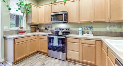 Walk to Mcmenamins Edgefield: Inviting Townhome!