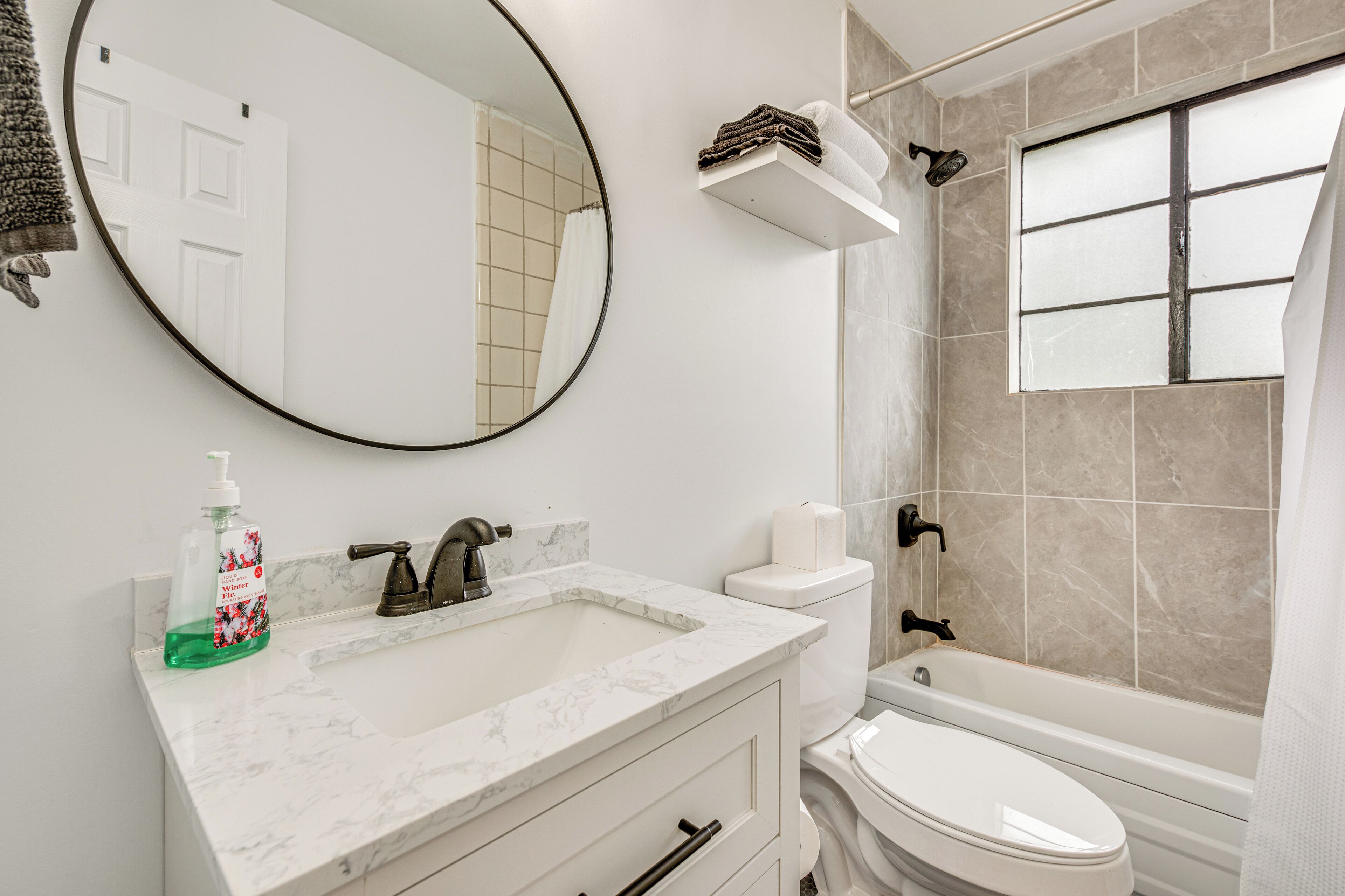 Un bagno con un lavandino bianco, un water e una vasca da bagno.