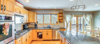 < 1 Mi to Hunter Mtn: Spacious Home w/ Hot Tub!