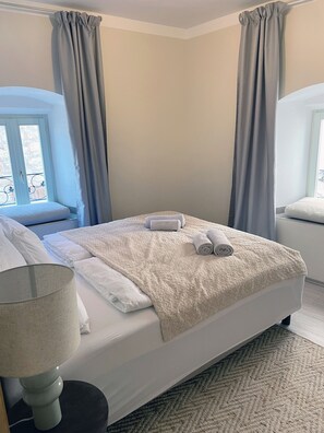 2 Schlafzimmer, Schreibtisch, Bügeleisen/Bügelbrett, Reisekinderbett