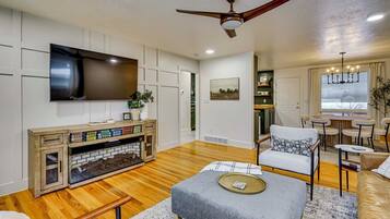 Apartment (3 Bedrooms) | Living area | TV, fireplace