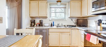 12 Mi to Dtwn St Louis: Family Home w/ Fireplaces!