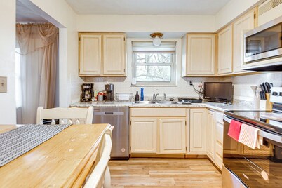 12 Mi to Dtwn St Louis: Family Home w/ Fireplaces!