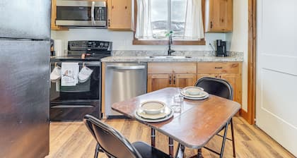 Starry Skies & Mtn Views: Family Retreat in Elmo