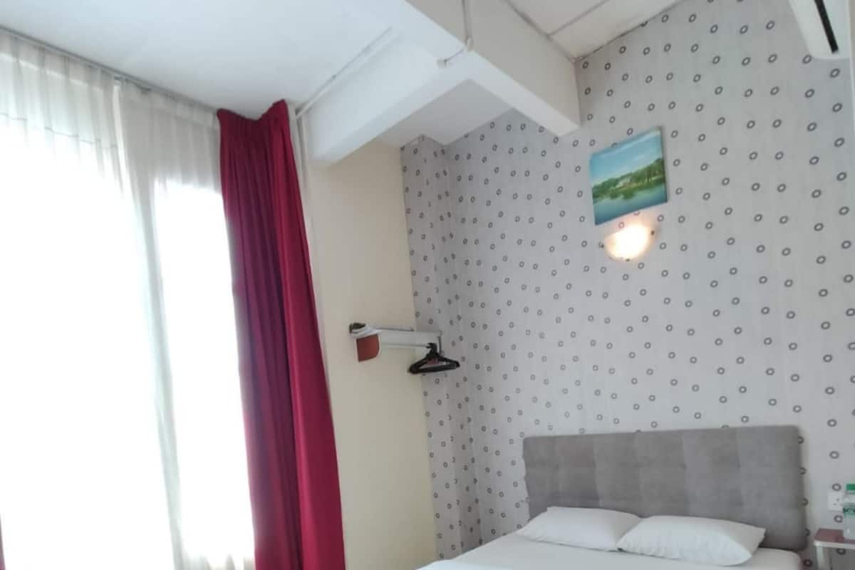 Deluxe Double Room | Iron/ironing board, free WiFi