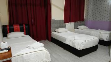 Quarto triplo | Ferros/tábuas de passar roupa, Wi-Fi de cortesia